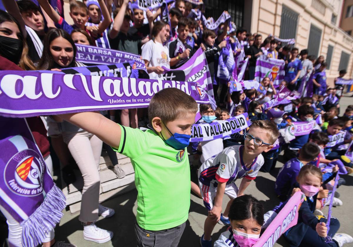 Escolares con sus bufandas del Real Valladolid.