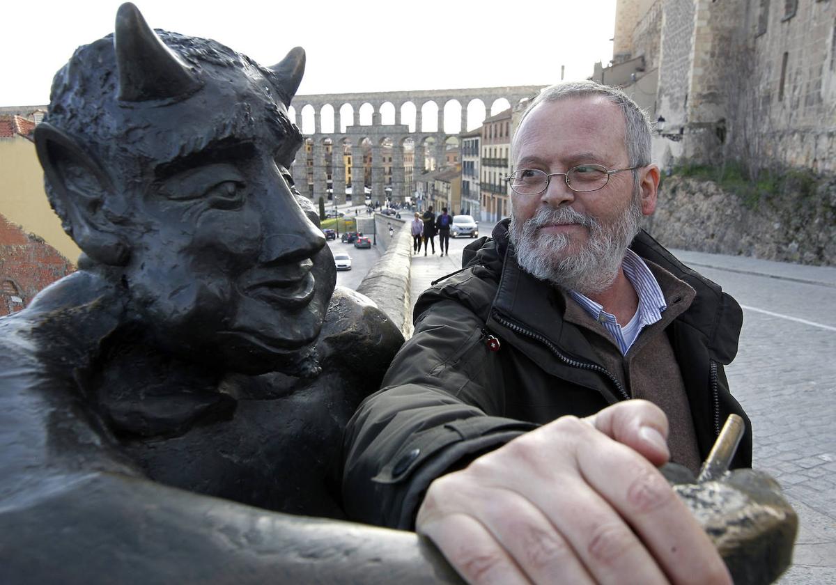 José Antonio Abella junto a la estatua de la que es autor.