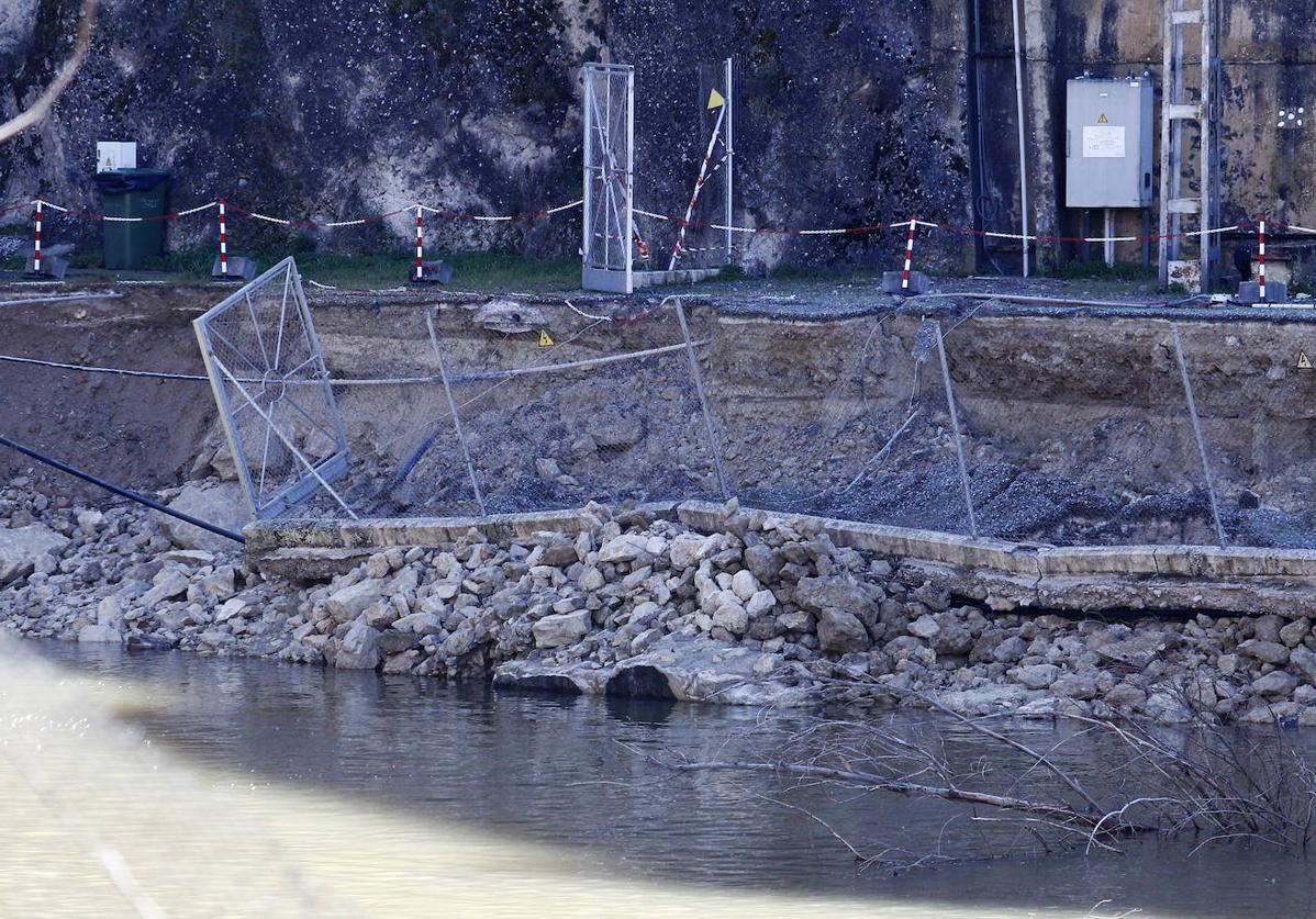 Imagen principal - Arriba, muro arrastrado por la corriente del río Duratón en el embalse de Burgomillodo. Abajo, pisicna y depuradora de Aguilafuente tras las inundaciones.