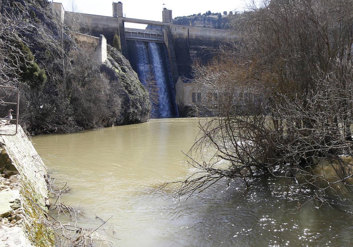 El embalse de Burgomillodo realiza un vertido de caudal, este martes.