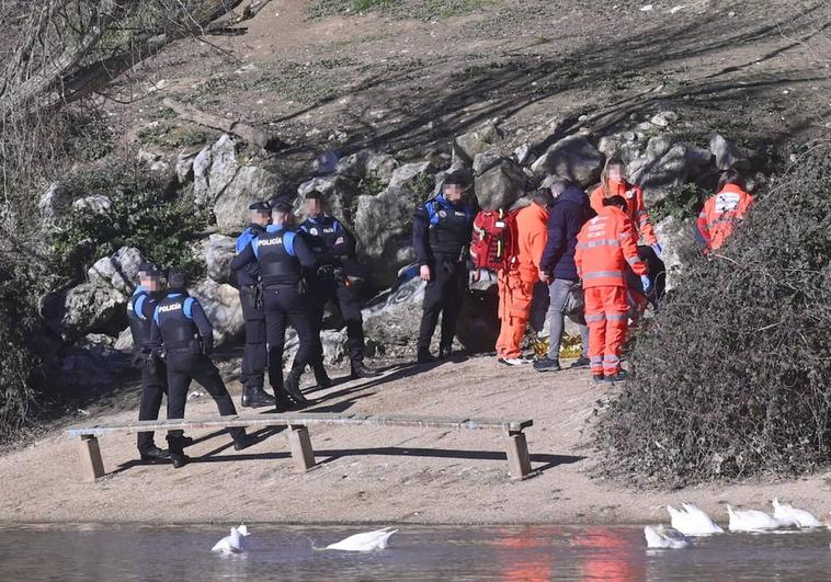 Sanitarios y efectivos policiales custodian el cuerpo de la víctima en la ribera del Pisuerga.