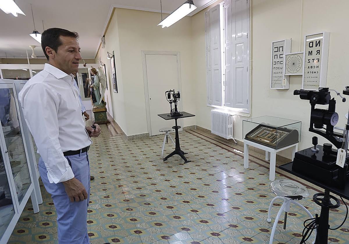 El director gerente del Centro Sociosanitario Hermanas Hospitalarias, Javier Arellano, en el museo del centro.