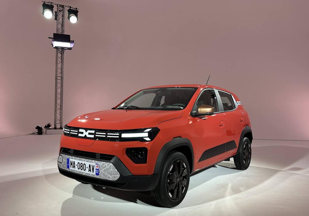 El nuevo Dacia Spring, en el modelo del nuevo color rojo arcilla.