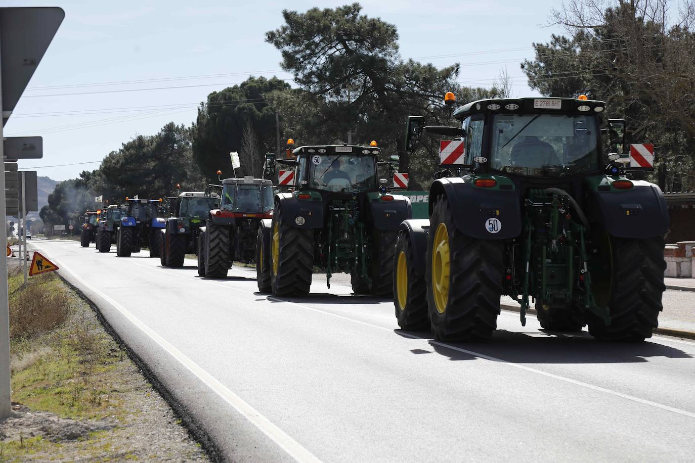 La sálida de los tractores hacia Madrid desde Peñafiel, en imágenes