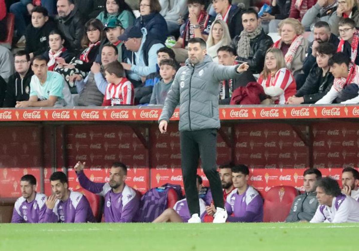 Paulo Pezzolano, durante el último partido del Real Valladolid ante el Sporting en El Molinón.