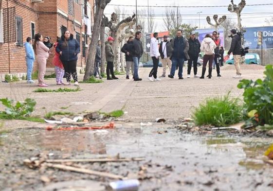 Agua estancada en la plaza del Esla de la barriada de Las Viudas.