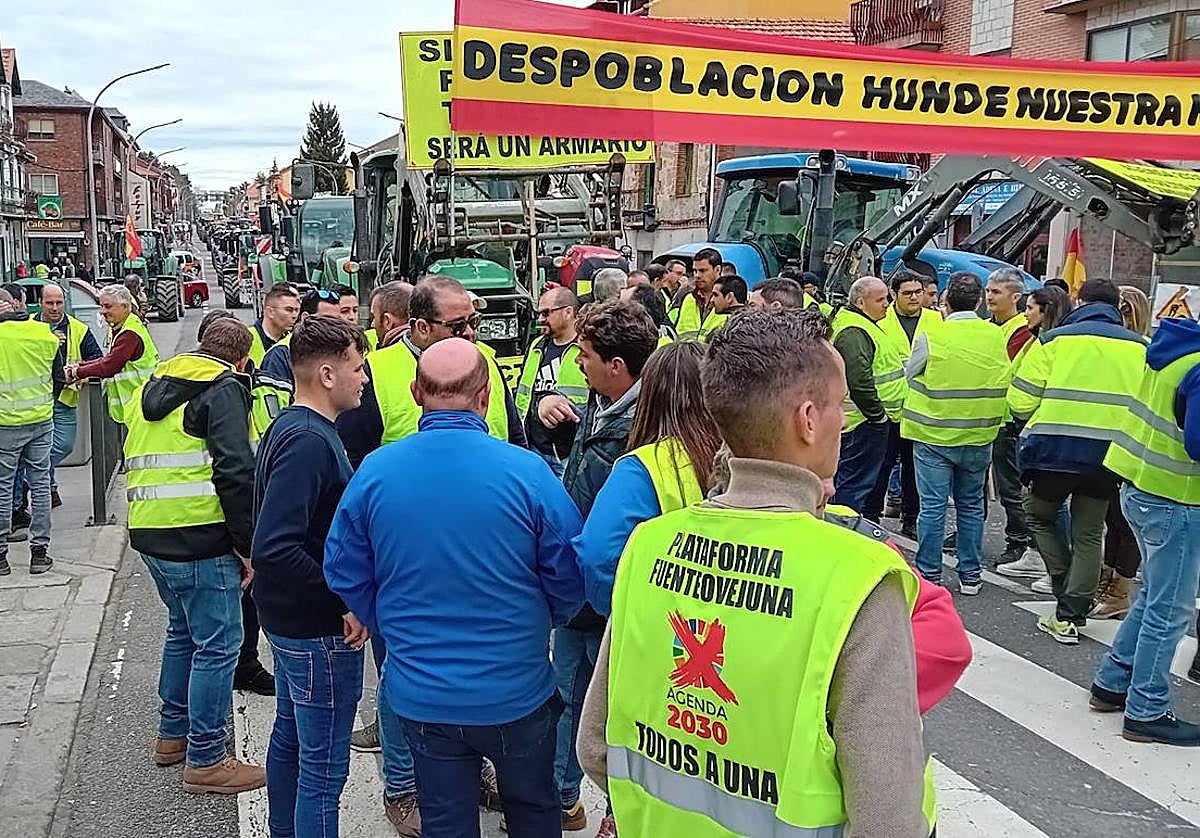 Agricultores y ganaderos, con pancartas y banderas, cortan la travesía de San Rafael.