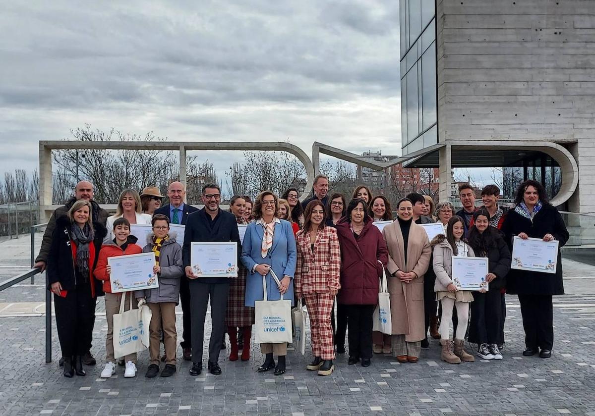 Representantes de las entidades locales, con sus diplomas.