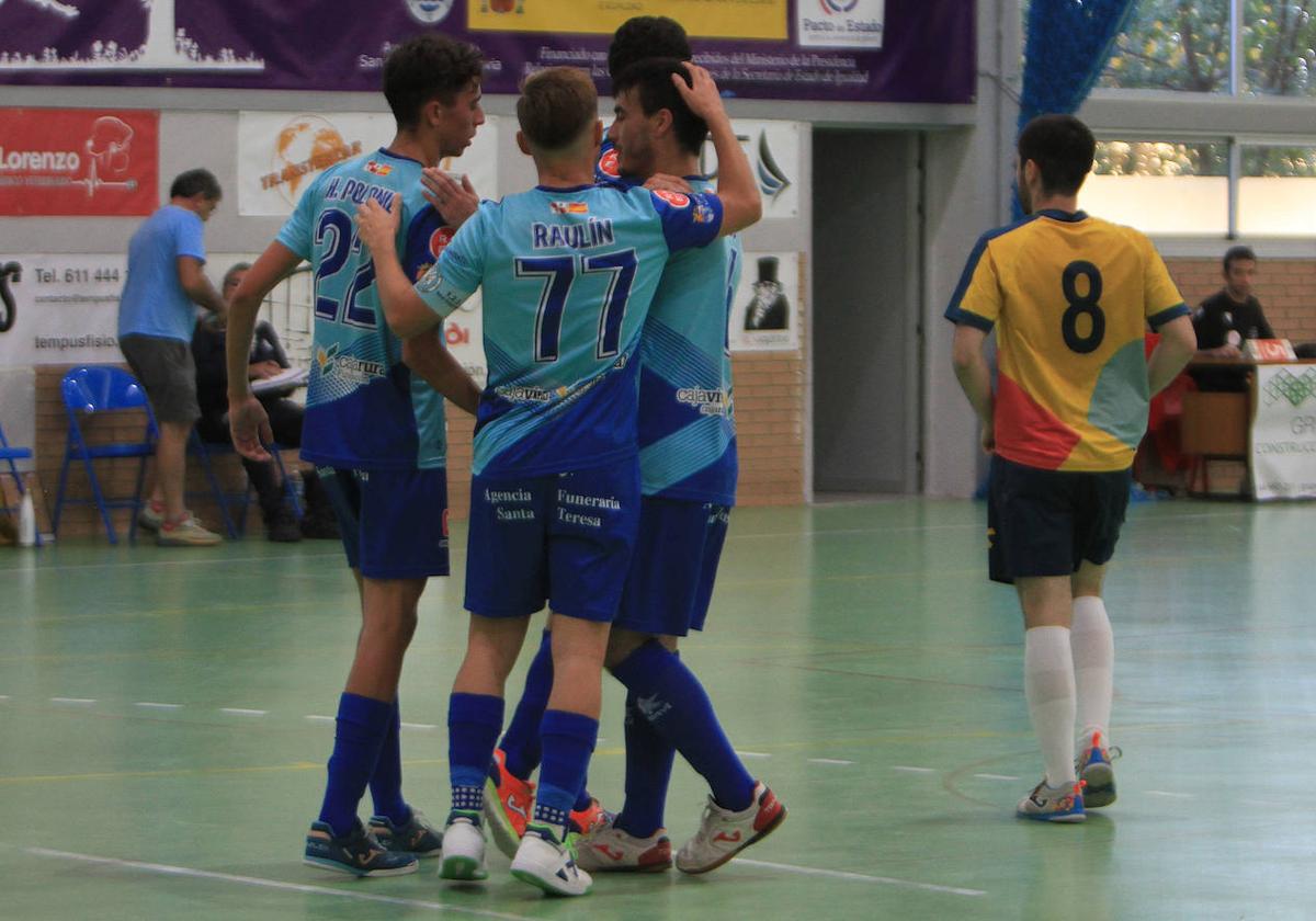 Los jugadores del CD San Cristóbal festejan un gol en un partido de esta temporada.