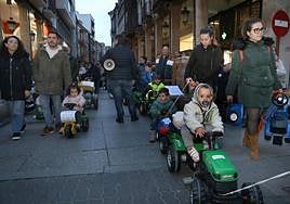 Los niños, protagonistas de la protesta, por la Calle Mayor.