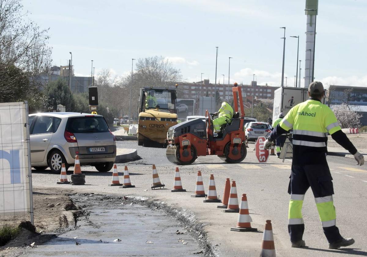 Las obras en el carril bici de camino a Santovenia, que mantienen cerrado un tramo del carril en dirección al municipio.