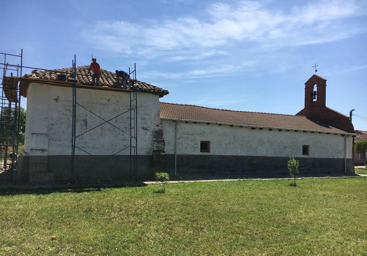 Trabajos en la cubierta de la ermita del Cristo de las Eras, en Bercianos del Páramo.