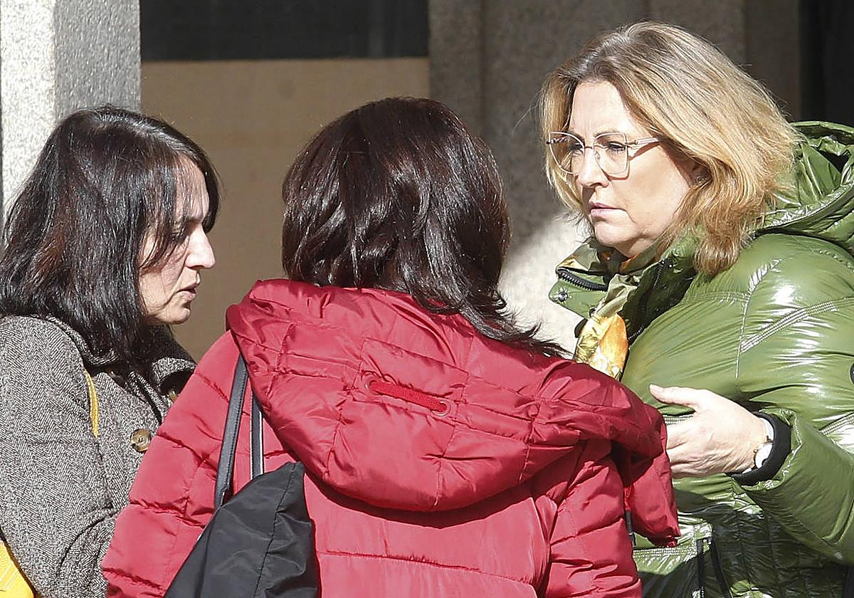 May Escobar, este miércoles, a las puertas del Ayuntamiento de Segovia.