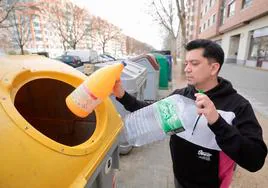 Un usuario reciclando en los contenedores amarillos de Parquesol.