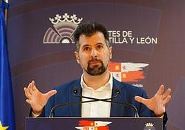 El secretario general del PSOECyL y portavoz en las Cortes, Luis Tudanca, explica la «posible trama de corrupción».