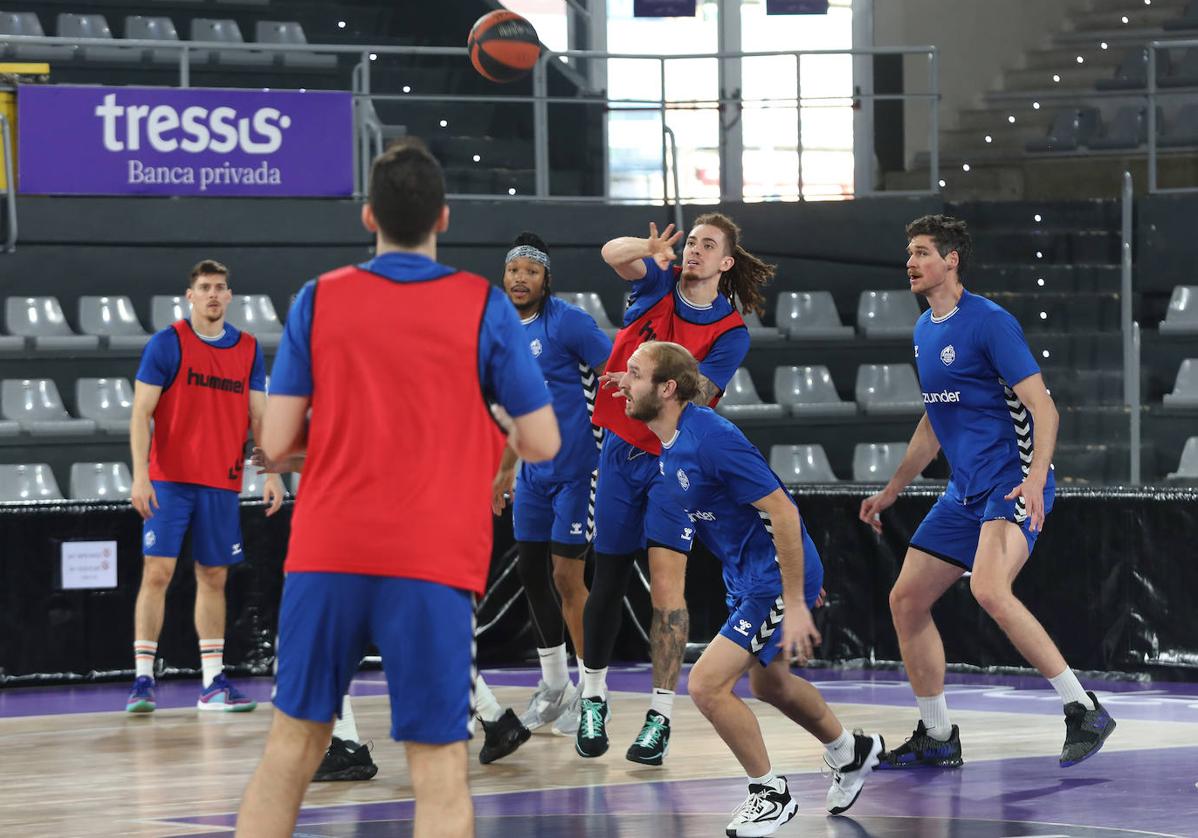 Entrenamiento esta semana del Zunder Palencia en el Pabellón de Deportes.