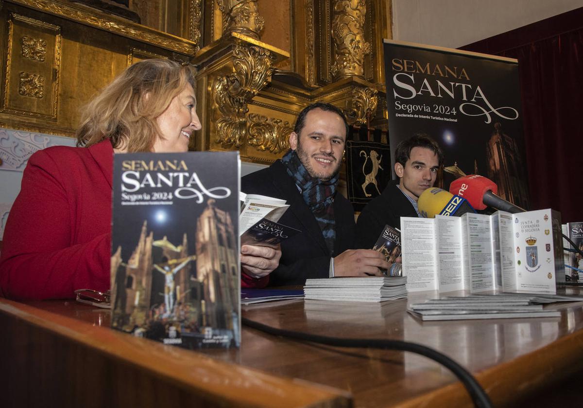 La concejala de Turismo, May Escobar; junto al presidente de la Junta de Cofradías de Segovia, Víctor García Rubio.