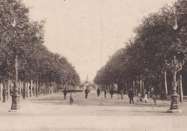 Dos de las cuatro farolas monumentales, sin la peana que tienen en la actualidad, en el Paseo de Los Coches.