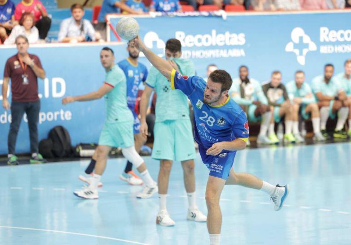 Miguel Camino lanzando un penalti al Barça.