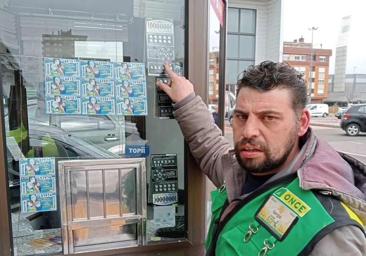 Sergio Sancho, el vendedor que ha repartido el premio, en el quiosco del Arambol.