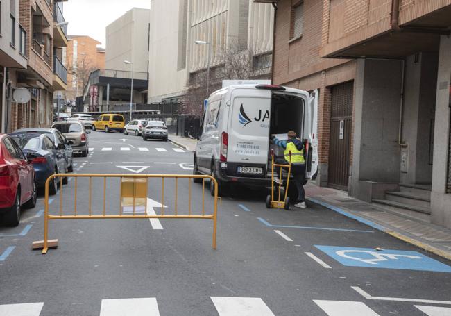 Un repartidor realiza su trabajo en la zona condicionada por las obras, este jueves.