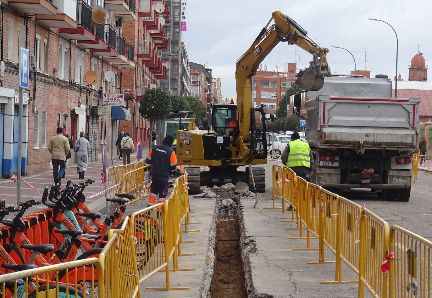 Los operarios trabajan en la apertura de la zanja en el tramo de Embajadores entre Cartagena y Hornija.