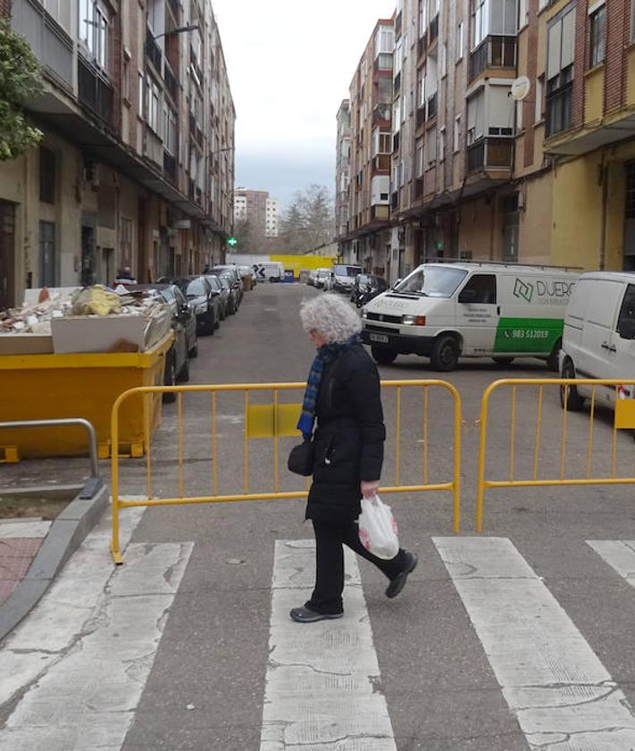 Imagen secundaria 2 - Arriba, el tramo de Embajadores cortado antes de la intersección con Hornija. Debajo, a la izquierda, el corte desde el cruce con Caballería. A la derecha, la calle Cartagena, sin salida a Embajadores.