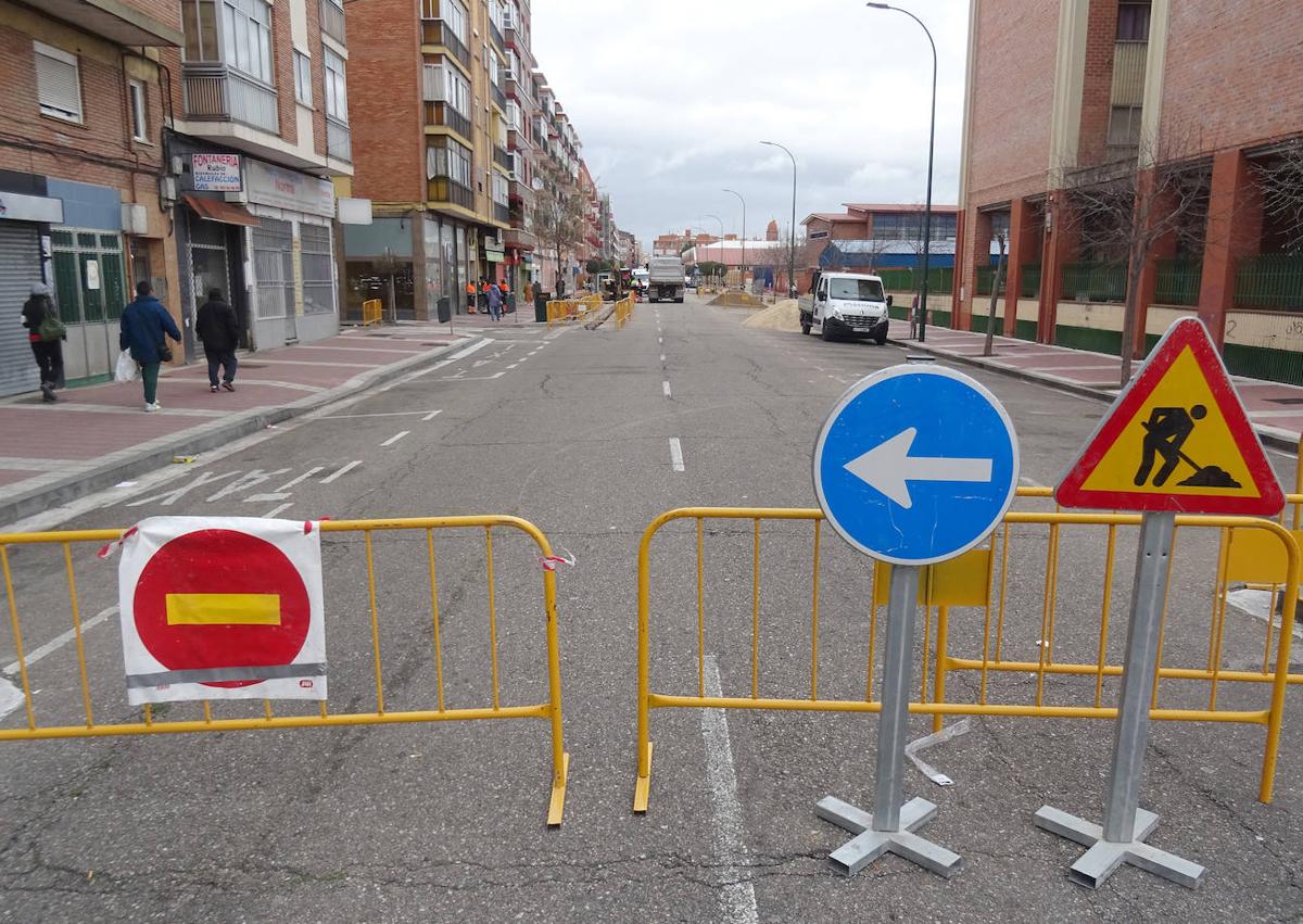 Imagen secundaria 1 - Arriba, el tramo de Embajadores cortado antes de la intersección con Hornija. Debajo, a la izquierda, el corte desde el cruce con Caballería. A la derecha, la calle Cartagena, sin salida a Embajadores.