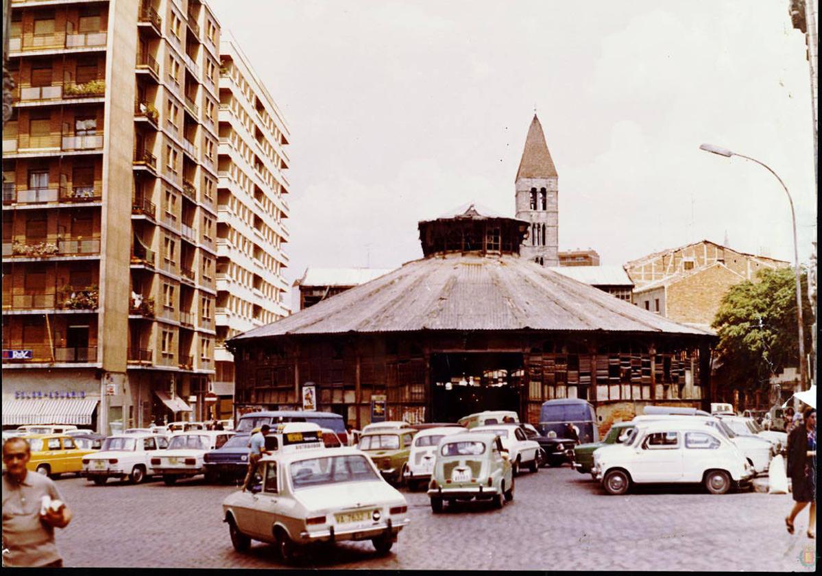 Estampa del mercado de Portugalete, con la iglesia de la Antigua al fondo, en 1970.