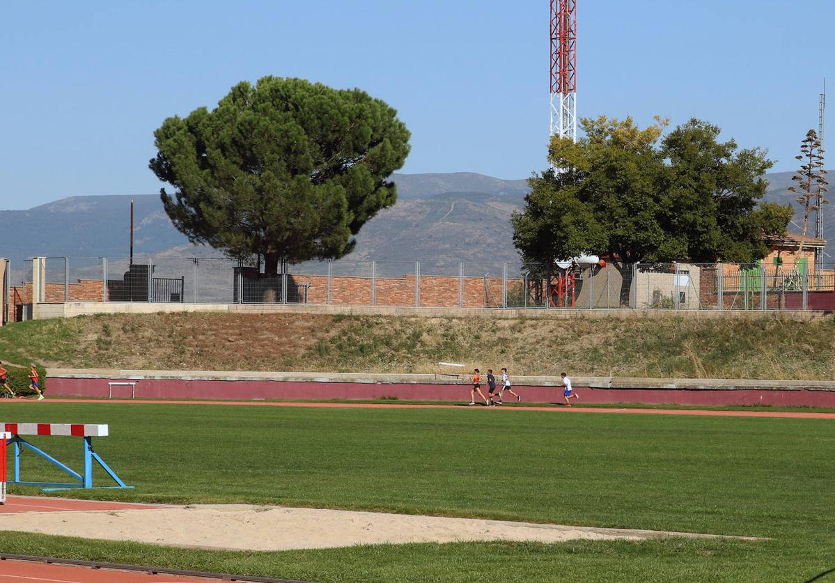 Al fondo, talud donde se prevé la construcción del módulo cubierto de atletismo.