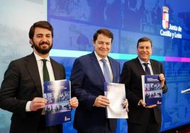 Juan García-Gallardo, Alfonso Fernández Mañueco y Carlos Fernández Carriedo, con la carpeta de los presupuestos.