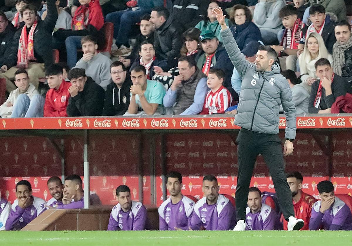 Pezzolano da instrucciones desde la banda.