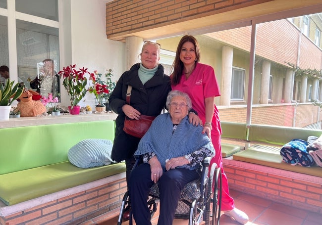 María Jimeno, hija de Eugenia, residente de El Villar, y Alexandra Lourenco, supervisora.