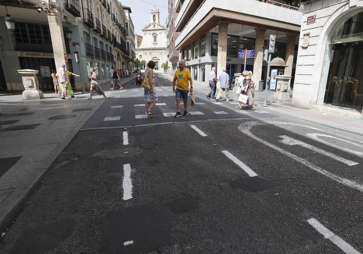 Calle Don Sancho, y tras el cruce de los Cuatro Cantones, La Cestilla.