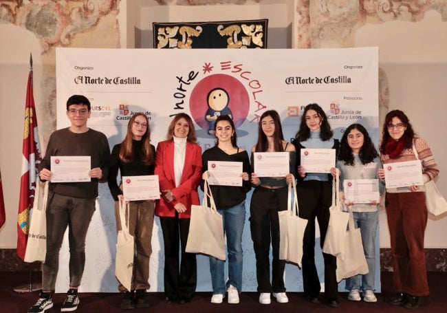 Rocío Lucas, consejera de Educación de la Junta de Castilla y León, junto al grupo El Ferrari habla.