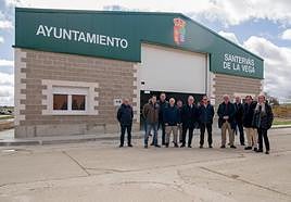 Representantes de al Junta y del Ayuntamiento, en la visita a la nave de Santervás.