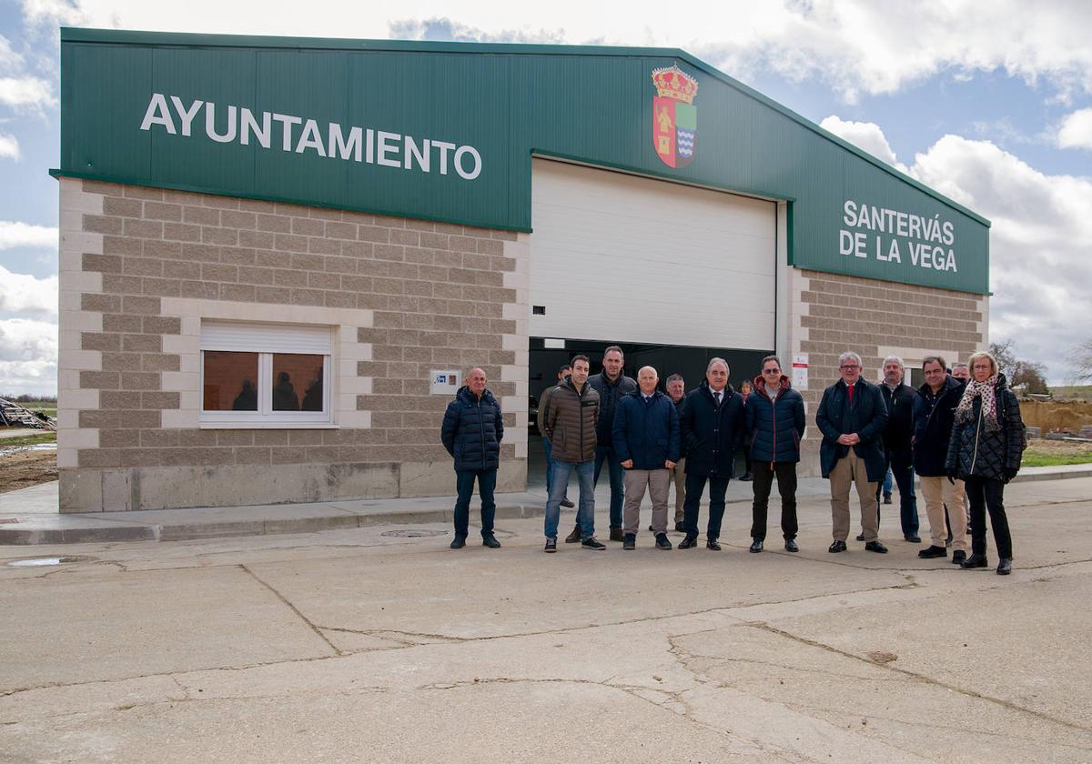 Representantes de al Junta y del Ayuntamiento, en la visita a la nave de Santervás.