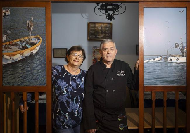 Yolanda y José en el comedor de su marisquería