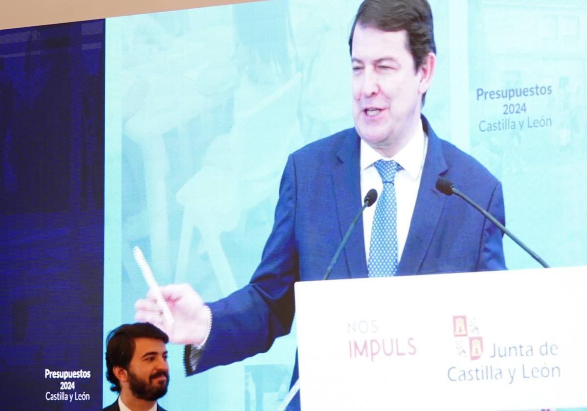 García-Gallardo ante una pantalla con una imagen a gran tamaño de Mañueco, el jueves en la presentación del proyecto de Presupuestos de la Junta para 2024.