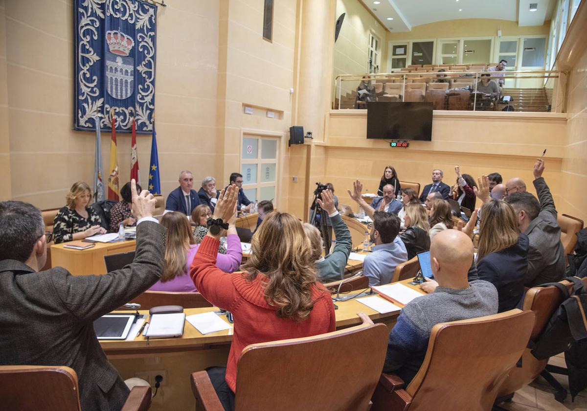 Votación de una de las mociones durante el pleno de febrero.