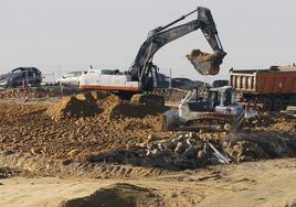 Obras que se llevan a cabo en los terrenos anexos al complejo asistencial para urbanizar la futura ampliación el Hospital General de Segovia.