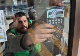 Sergio Sancho coge un rasca como el agraciado, este viernes en su kiosco del Arambol.