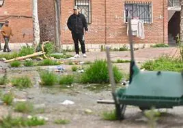 Agua estancada y suciedad en la plaza del Esla, en Las Viudas.