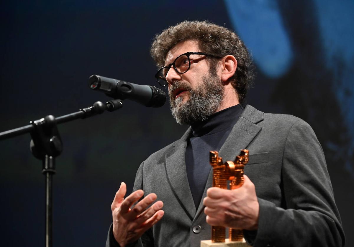 El actor Manolo Solo, con el Roel de Honor de la SECIME.