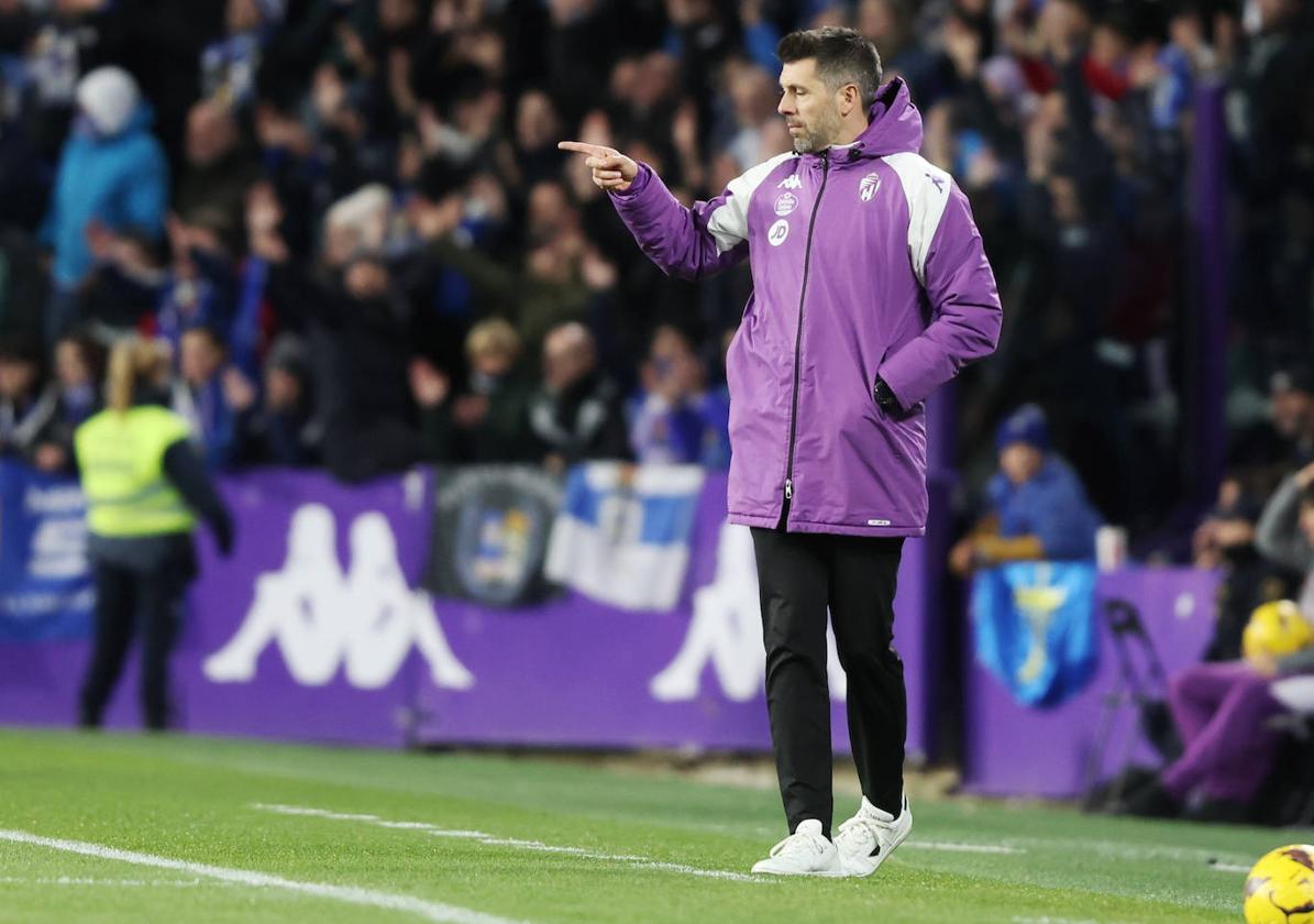 Pezzolano hace indicaciones desde la banda ante el Oviedo.