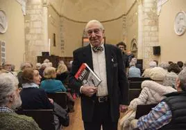 Ángel Vilches, con el libro, antes de su presentación en San Quirce.