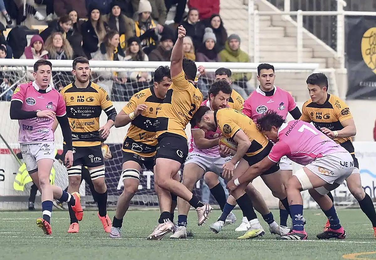 Un jugador de Recoletas es frenado en su intento por progresar hacia la línea de marca.