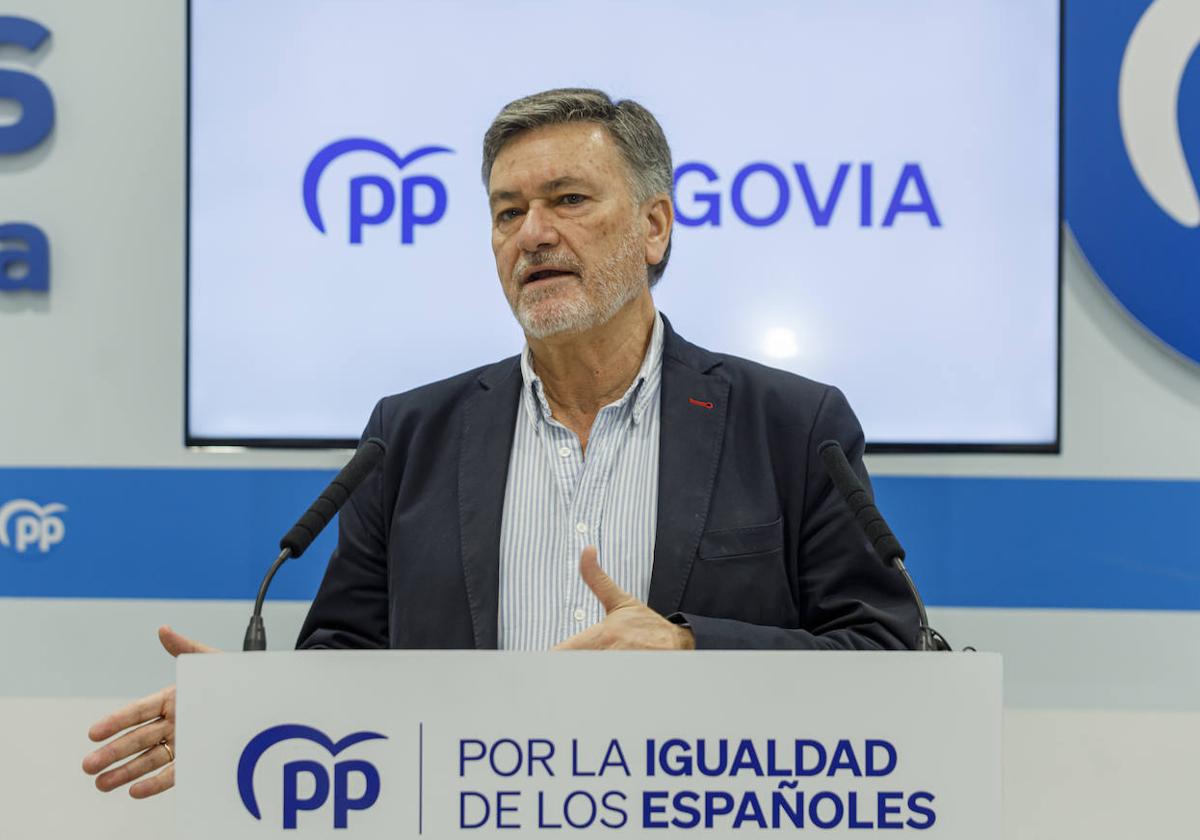 El secretario autonómico del PP de Castilla y León , Francisco Vázquez, interviene en la sede del partido en Segovia.