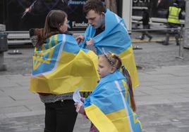 Unos jóvenes ucranianos, en la concertración de Segovia de este sábado con motivo del segundo aniversario de la guerra.