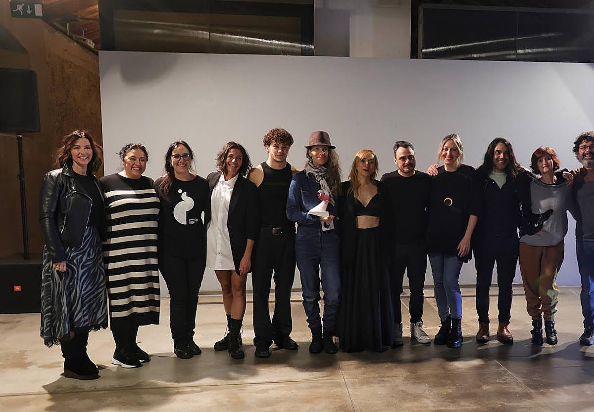 Foto de familia de los premiados y participantes, en la clausura del festival de danza.